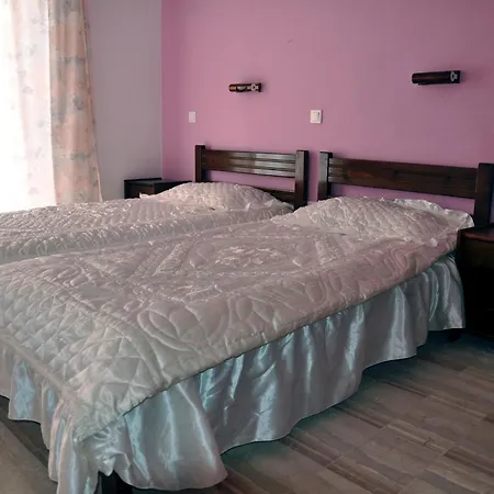 Makis Studios And Apartments Hotel 2*