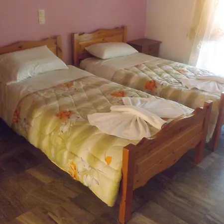 Makis Studios And Apartments 2*